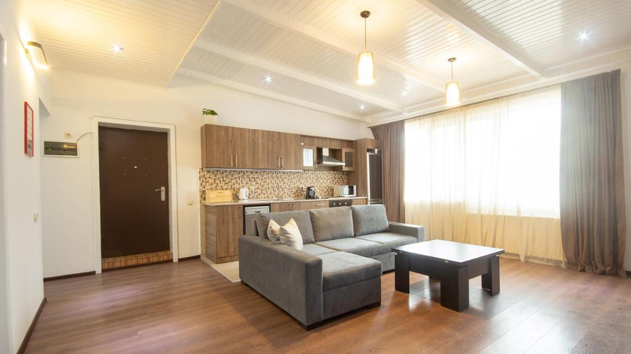 Big Terrace Apartment On Liberty Square Tbilisi ภายนอก รูปภาพ